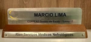 Foto de 2011, placa de identificação do MBA COPPEAD em gestão de saúde.