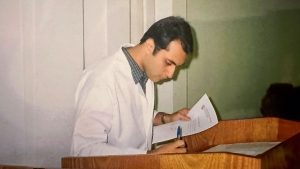 Foto de 2001, assinando a documentação do Cremerj para pegar a carteira de médico.